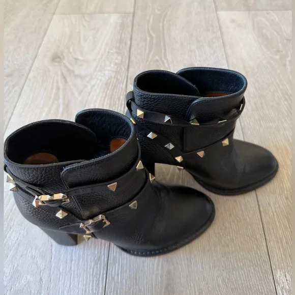 Valentino Garavani Black Grained Leather Rockstud Block Heel Ankle Boot - Picture 6 of 15